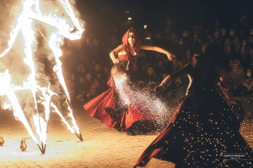 Spectacle de feu Flammes Ephémères de Tan Elleil avec danse, costumes et structures enflammés et effets pyrotechniques