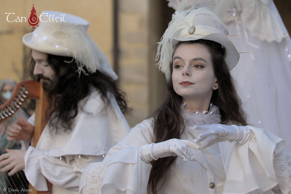 Déambulation Sidhes - Tan Elleil - Harpiste et danseuse en costume blanc lumineux